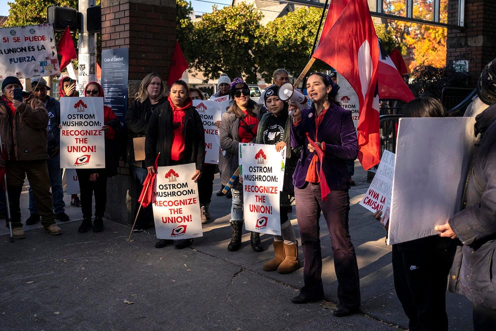 La senadora Rebecca Saldaña habla con los manifestantes durante un mitin en Seattle