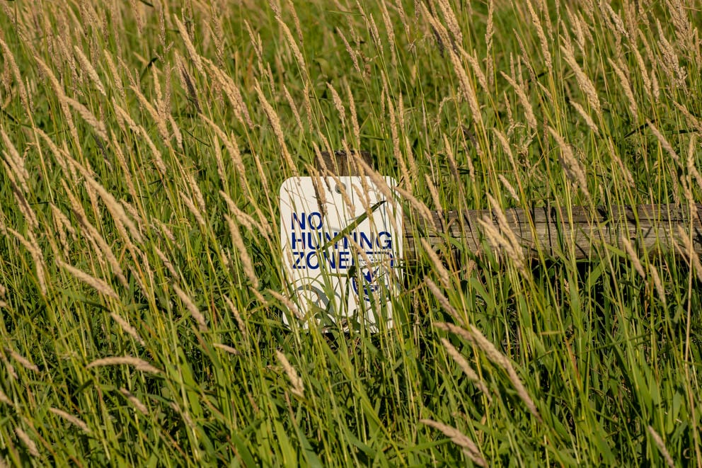 A sign that says