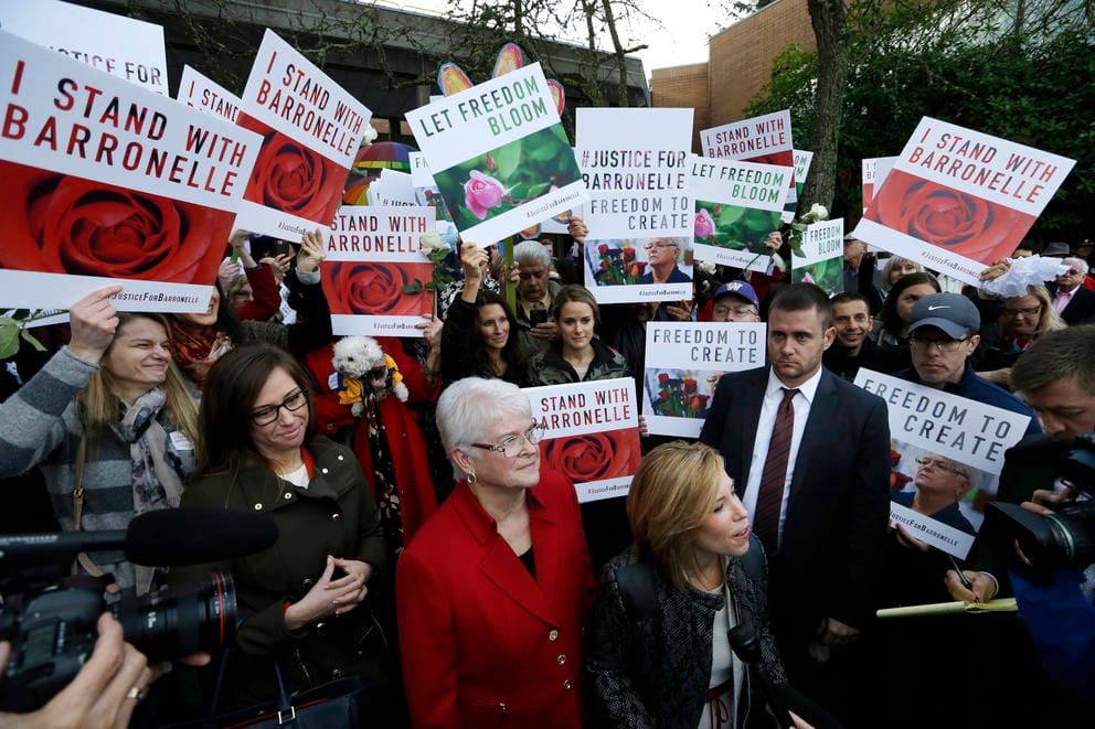 Barronelle Stutman stands with supporters in 2016