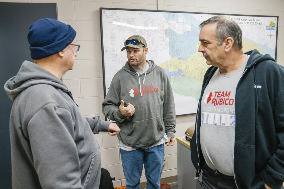 Lyle Knigge speaks with Team Rubicon members 
