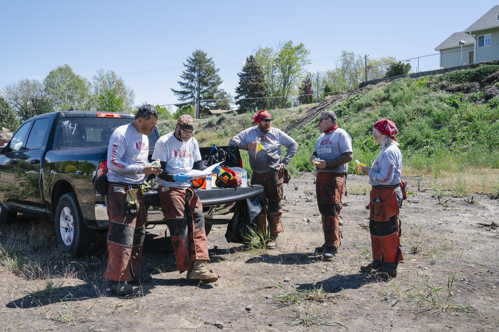 Team Rubicon volunteers take a lunch break