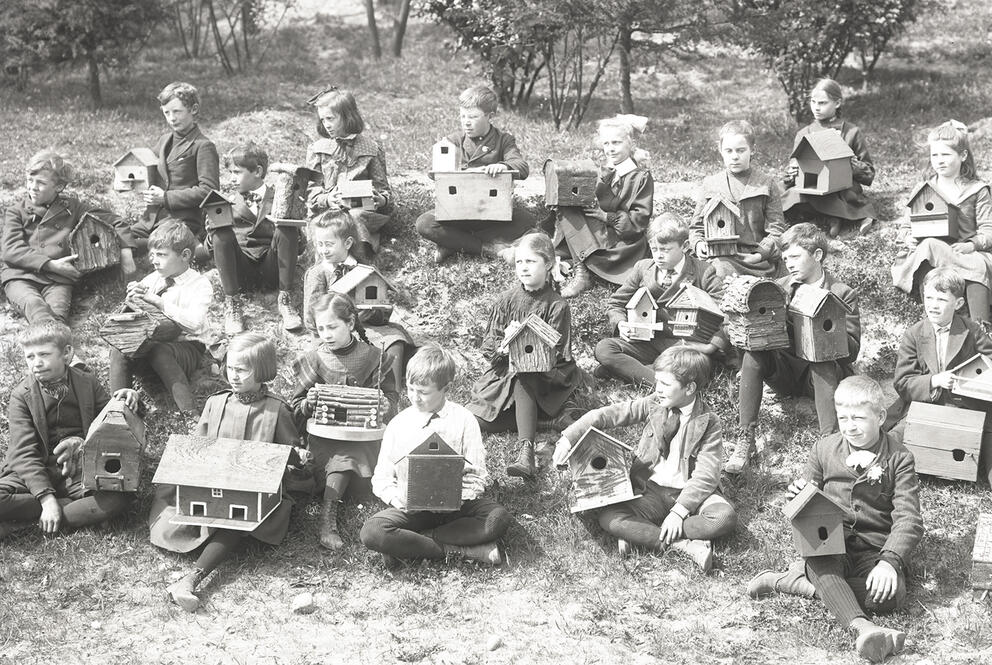 4th graders from West Queen Elementary School sow of their birdhouses