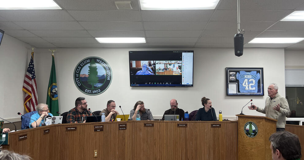Mayor Matthew Lundh listen to public comments